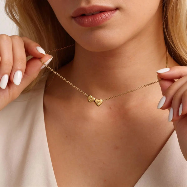 Collar con corazón e inicial en el cuello — joya delicada hecha a mano para diario