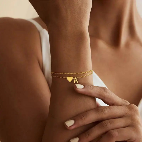 Pulsera delicada con corazón e inicial en acero inoxidable — joya romántica personalizada hecha a mano