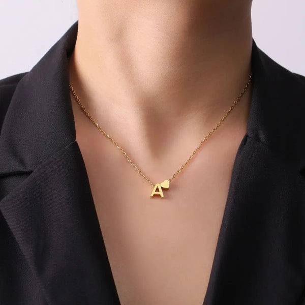 Collar delicado con corazón e inicial en acero inoxidable — joya romántica personalizada minimalista