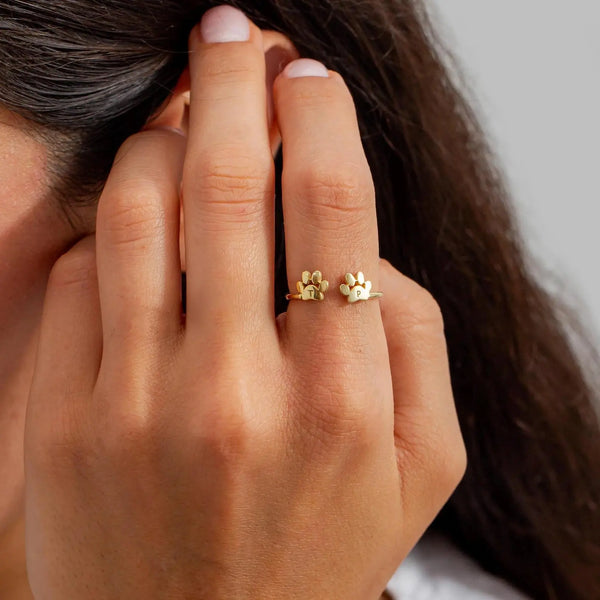 Personlig kæledyrs initial ring med to poteaftryk i guld — minimalistisk hverdags kæledyrs smykke