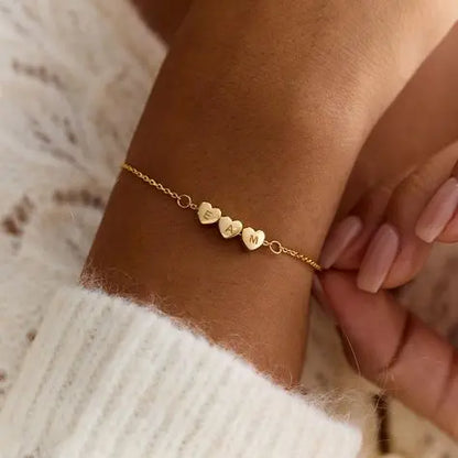 Гривна с инициал в сърце - снимка на бижуто