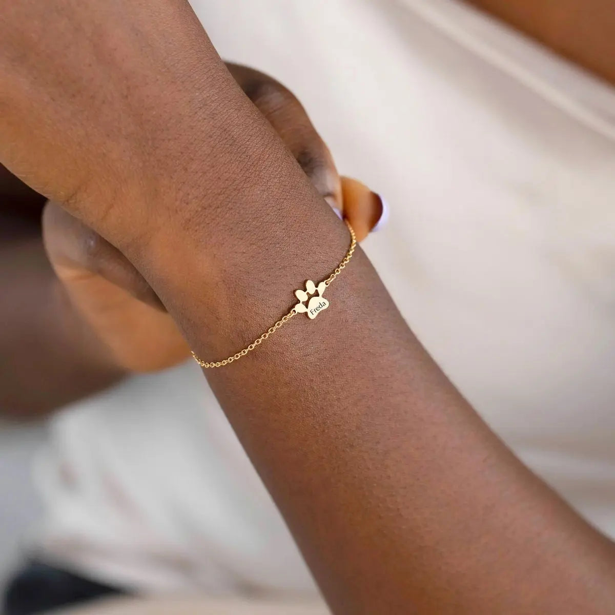 Гривна с лапичка и име - снимка на бижуто