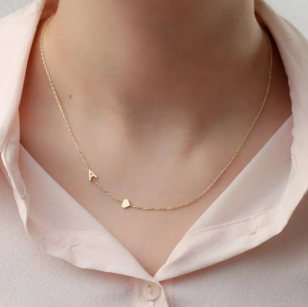 Collar con inicial horizontal personalizado en acero inoxidable chapado en oro — joya minimalista con monograma