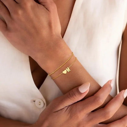 Armband med hjärtformade initialer