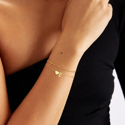 Armband med hjärtformade initialer