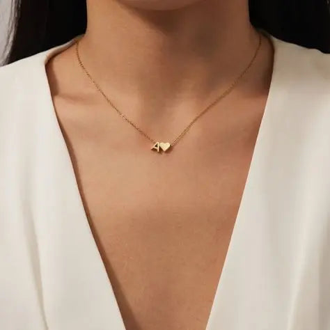 Detalle del colgante corazón con inicial con letra grabada — collar hecho a mano resistente al agua para diario