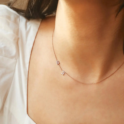 Collar Personalizado con Inicial Lateral