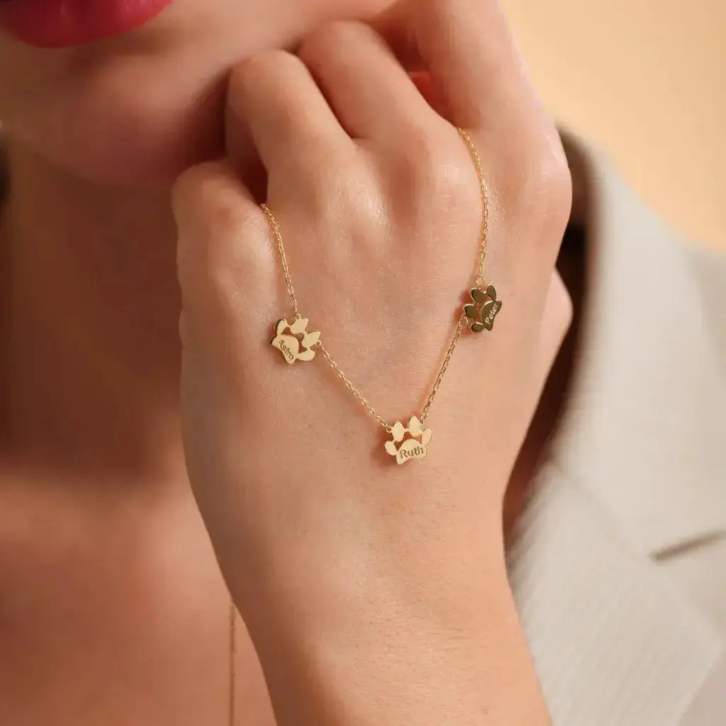 Колие с лапички и име – отделни лапички - снимка на бижуто